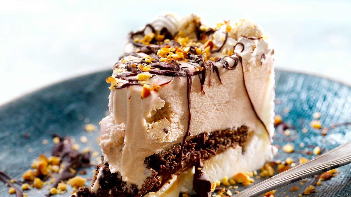 Сладоледена торта с шоколад и мюсли крънч