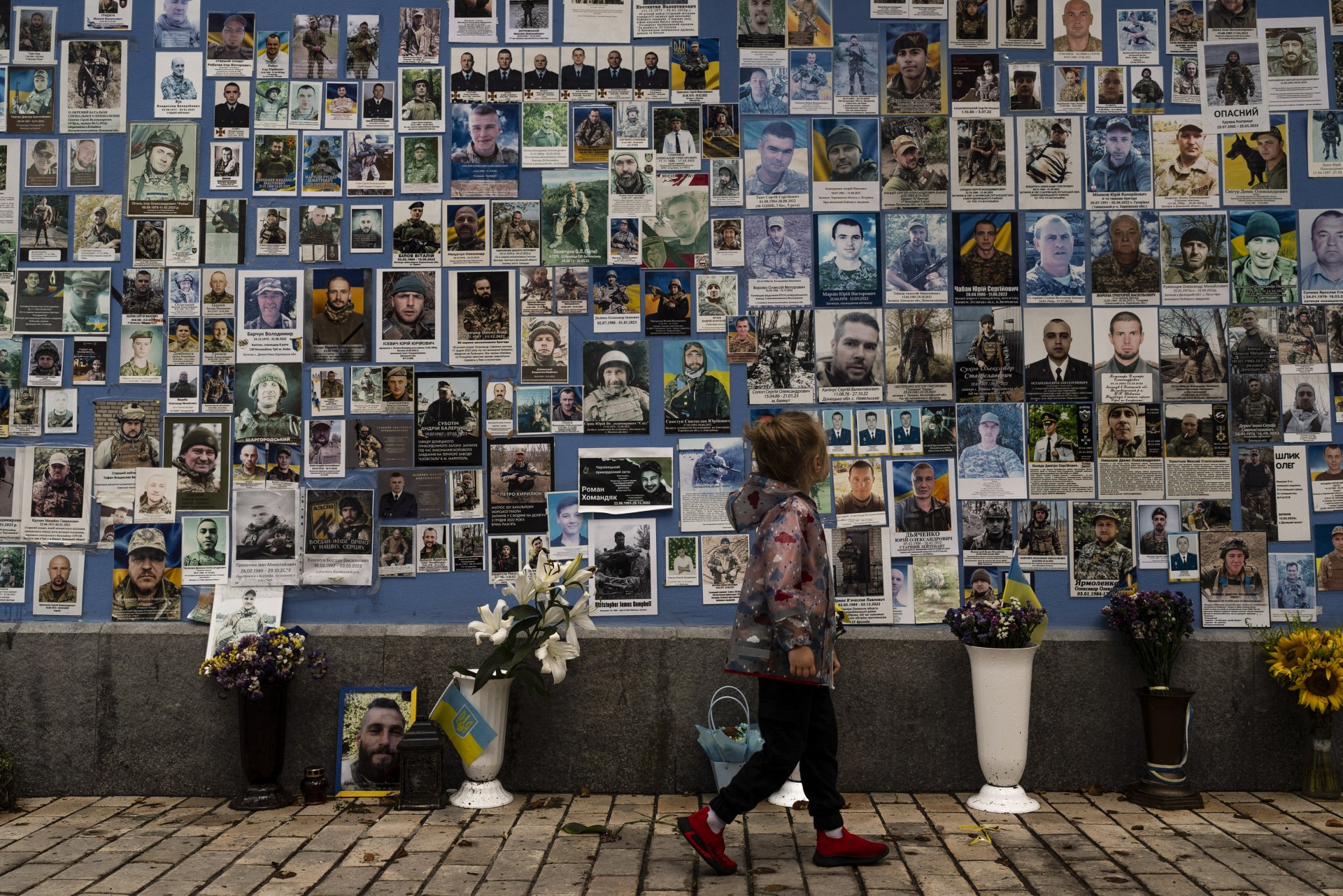 Снимки на убитите украински войници стоят на Стената на паметта в Киев, Украйна 