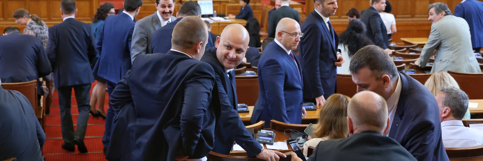 Последен работен ден преди ваканцията: Депутатите пак ще заседават до полунощ 