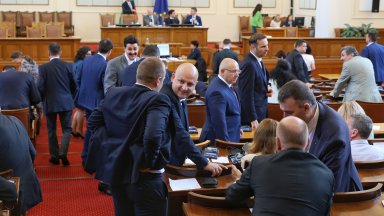 Днес отново парламентът удължи работното си време до изчерпване на
