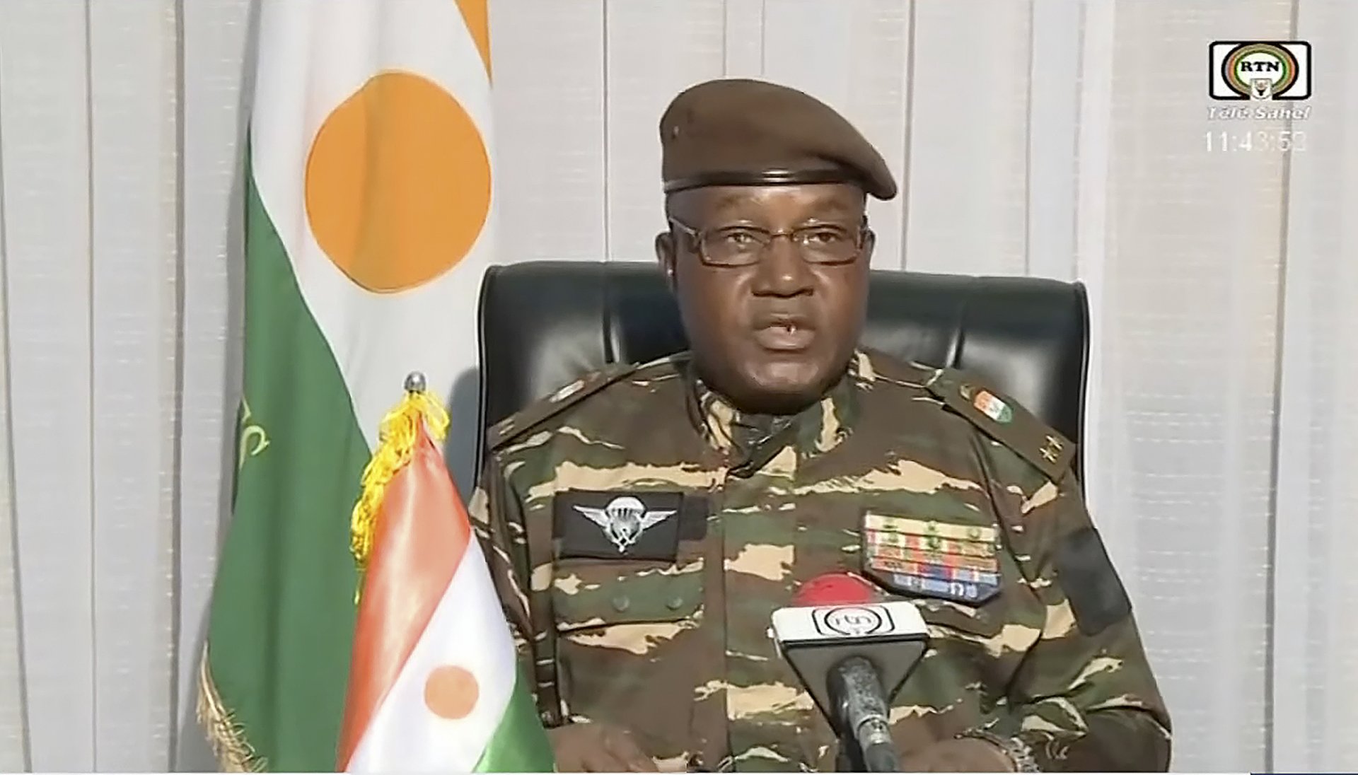 Генерал Абдурахман Чиани прави изявление по националната телевизия на Нигер