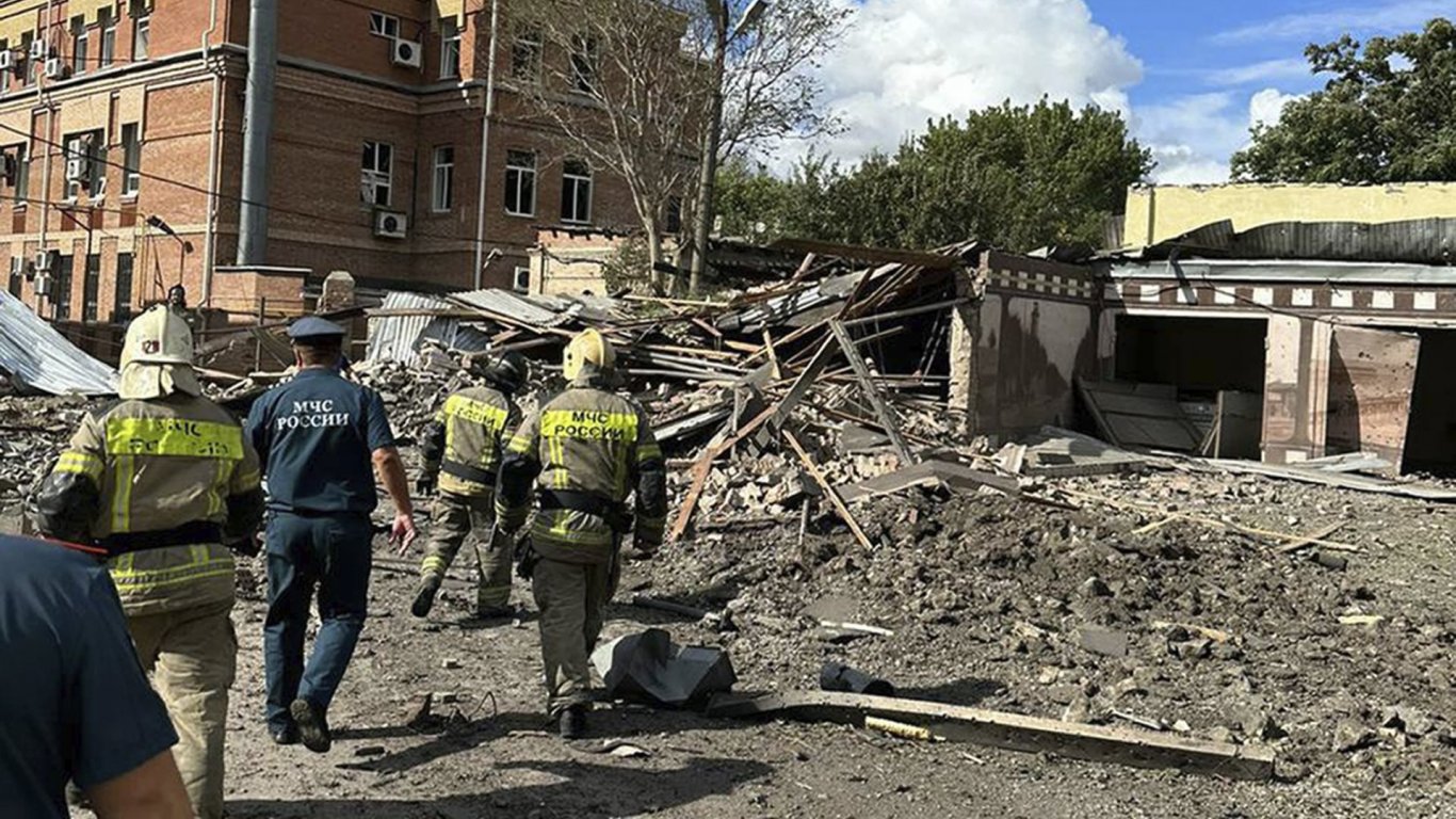 Пожар и ранени в корабостроителницата в Севастопол след ракетна атака на Киев (видео)