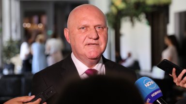 МОН към момента няма договорни отношения с Школо но много