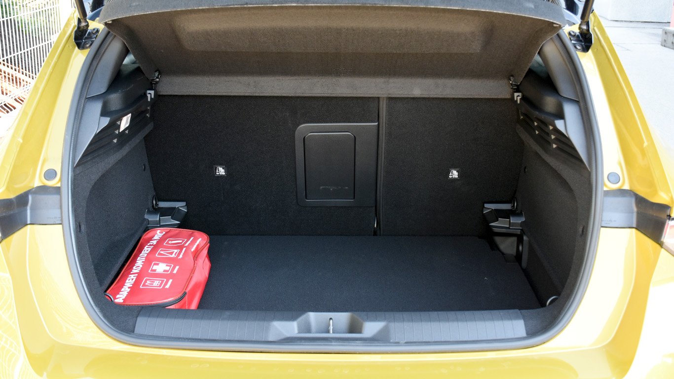 Практичният багажник с обем от 422 литра е един от най-големите в сегмента и побира четири куфара.