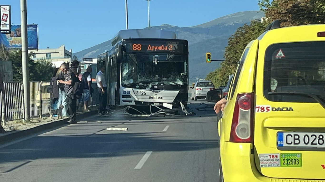 Автобус 88 катастрофира в столичния квартал "Младост" (снимки/видео)
