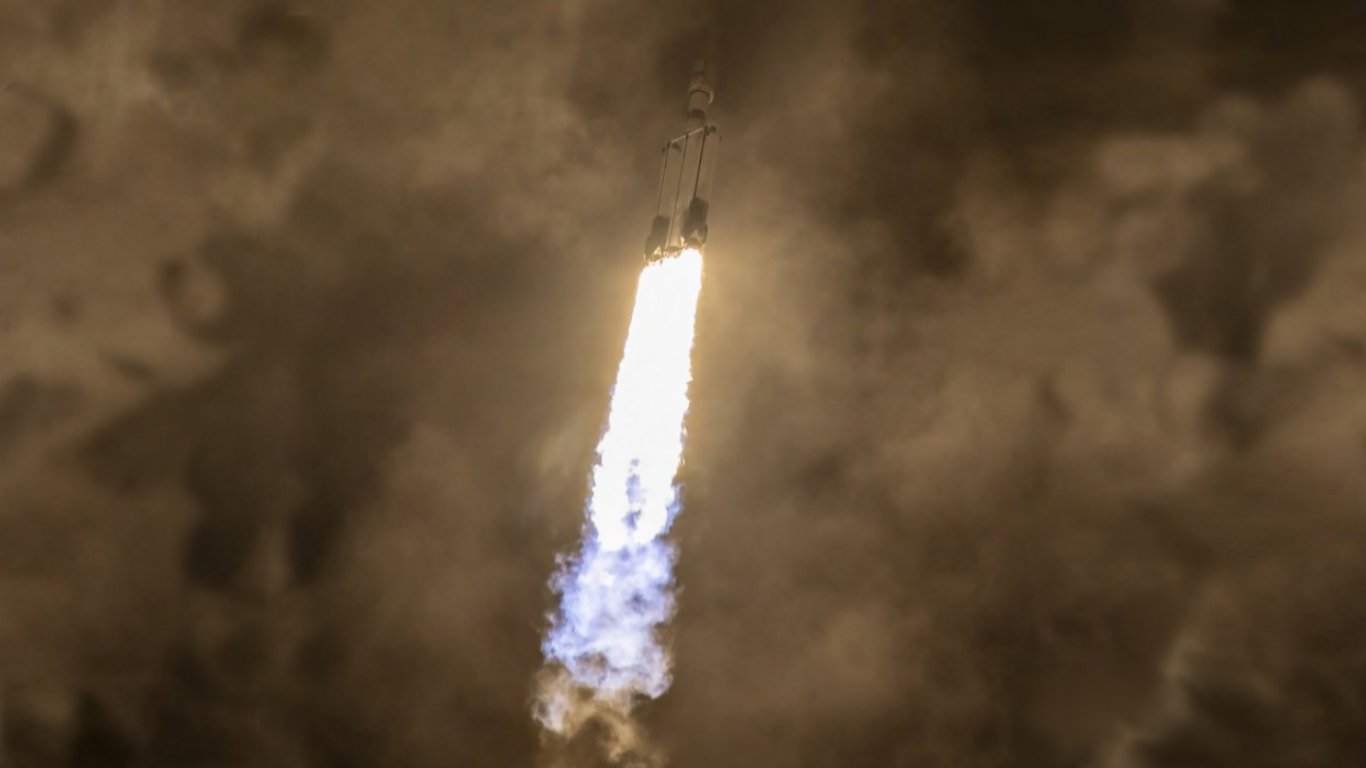 SpaceX изстреля най-големия цивилен сателит в историята