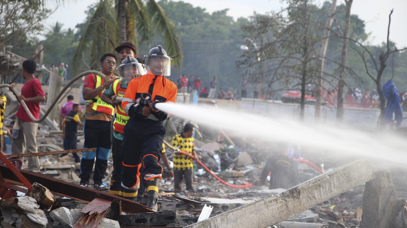 Жертви и над 100 ранени след мощна експлозия в склад за фойерверки в Тайланд (снимки/видео)