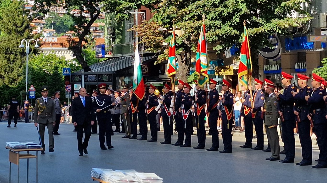 Президентът връчи първите офицерските пагони на курсанти във Велико Търново (снимки)