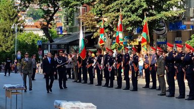 Президентът връчи първите офицерските пагони на курсанти във Велико Търново (снимки)