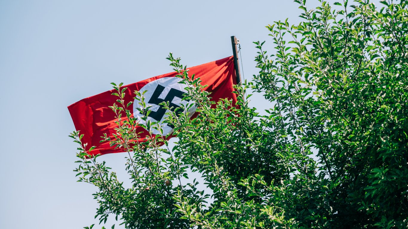 Неизвестни издигнаха знаме със свастика над германска гара на мястото на флаг с дъга