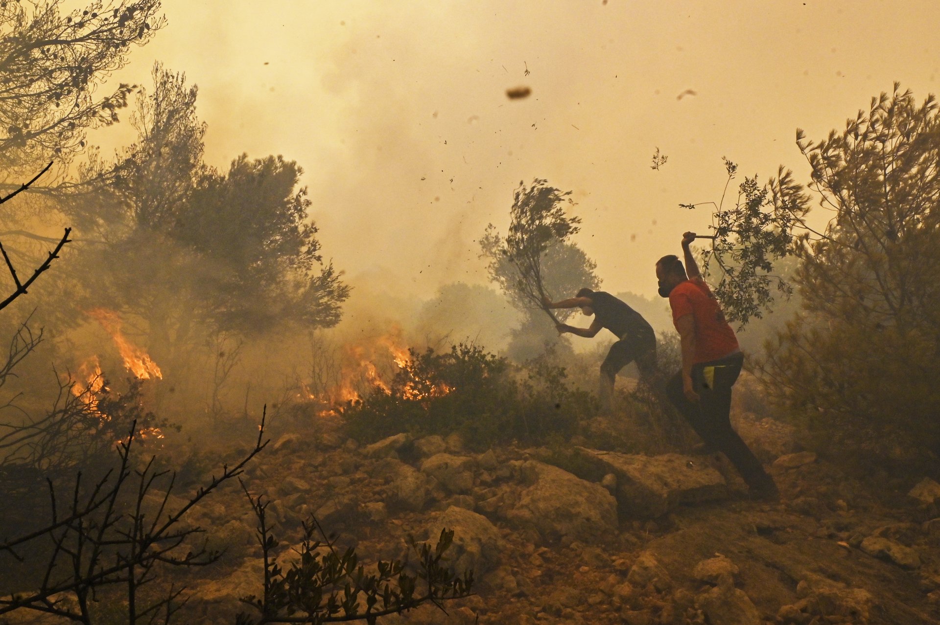 Местните жители помагат на пожарникарите да потушат горски пожар близо до село Влихада, Атина на 19 юли 2023 г. в Атина, Гърция. 