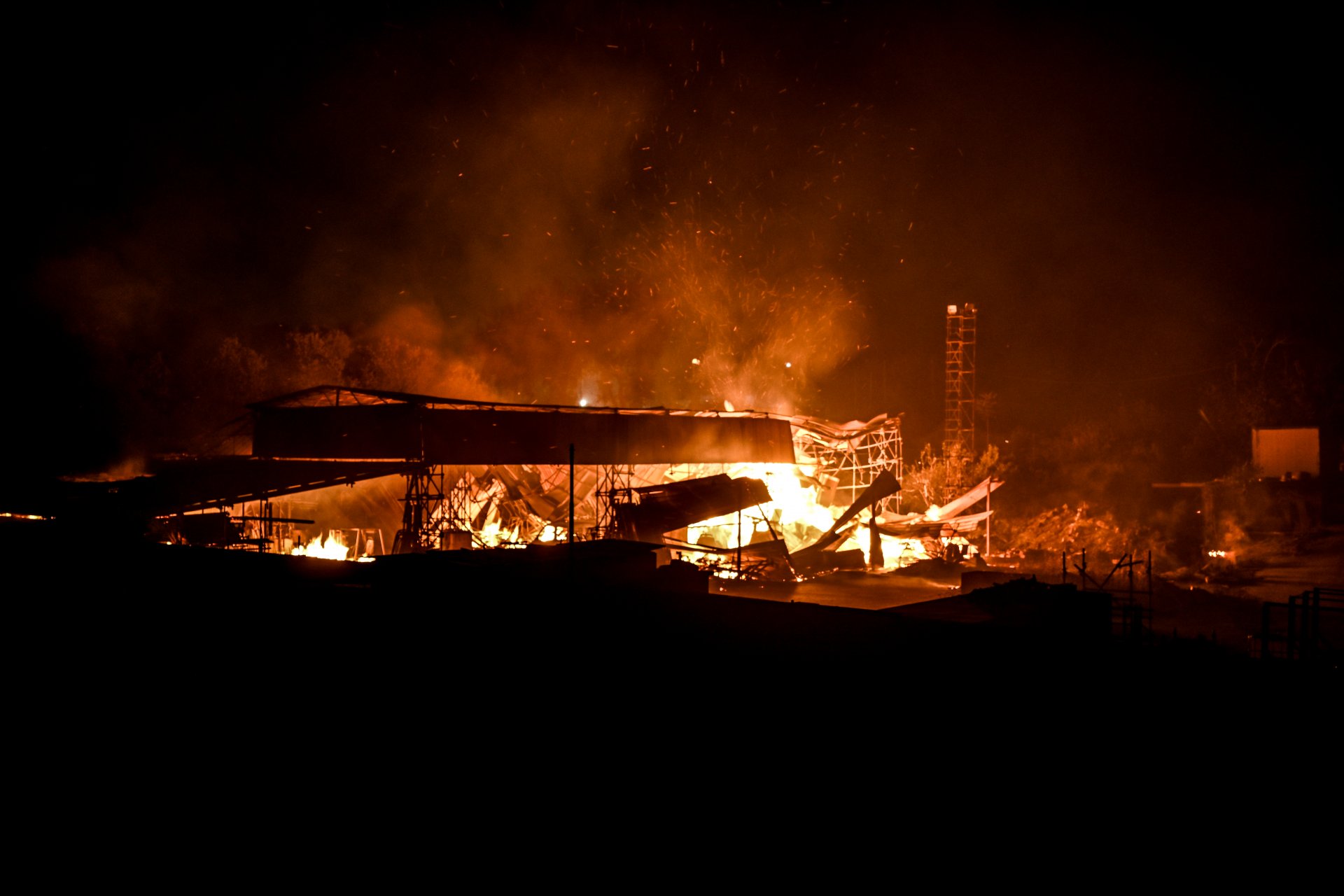  Изоставен навес, обхванат от пламъци. Това е едно от няколкото огнища, с които се бориха пожаарникарите във вечерта на 25 юли. Огънят бе подхранван и от силни ветрове в провинция Катания. 