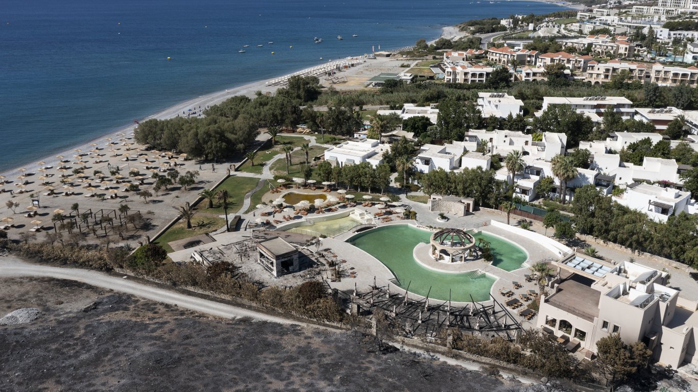 Една седмица безплатна ваканция за всички евакуирани от Родос туристи 