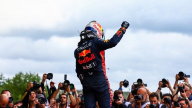 Безпощадният Верстапен вече докосва рекорда за поредни победи във Формула 1