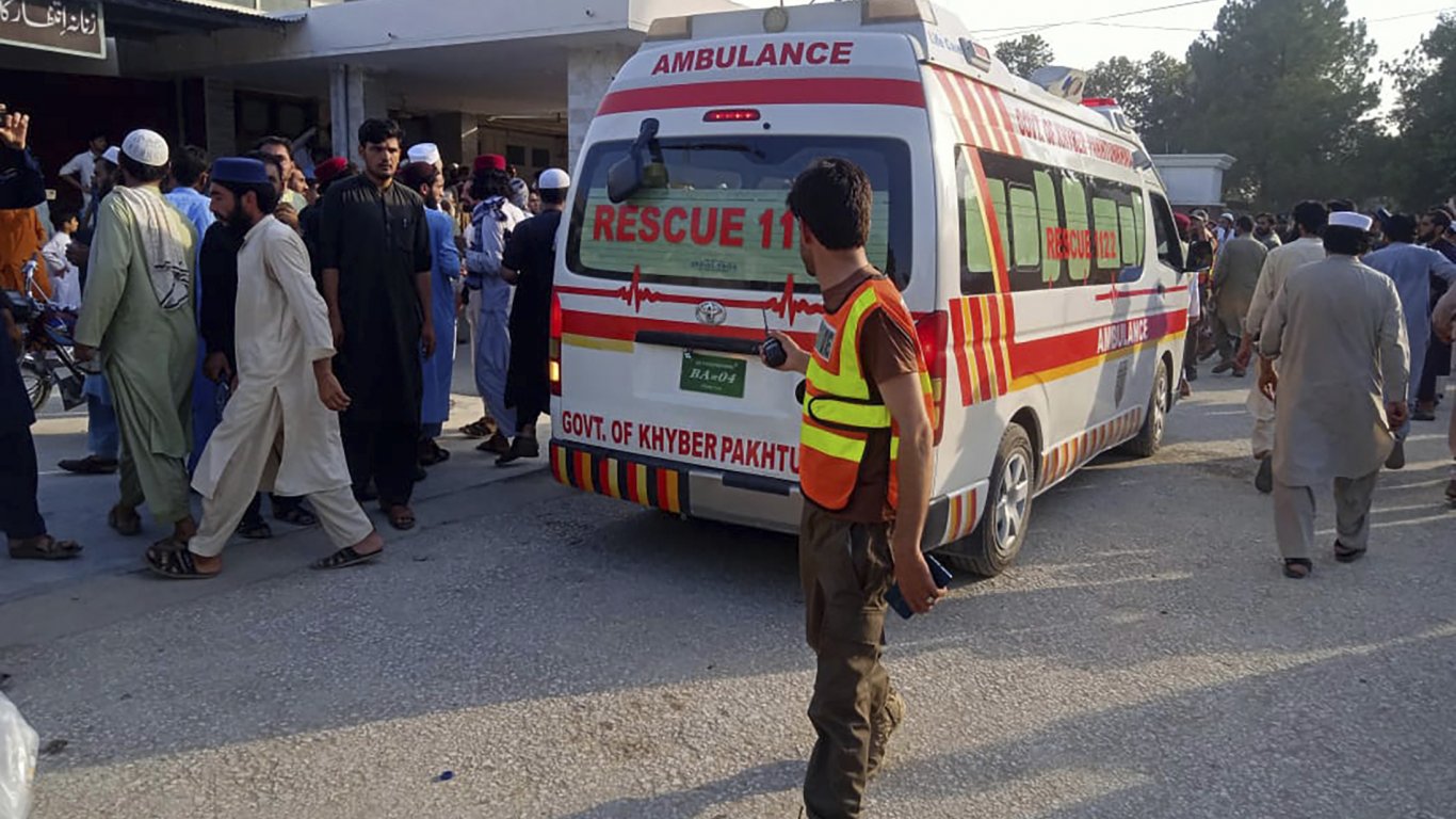 Бомба избухна на политически митинг в Пакистан, убити са 40 души, ранените са десетки