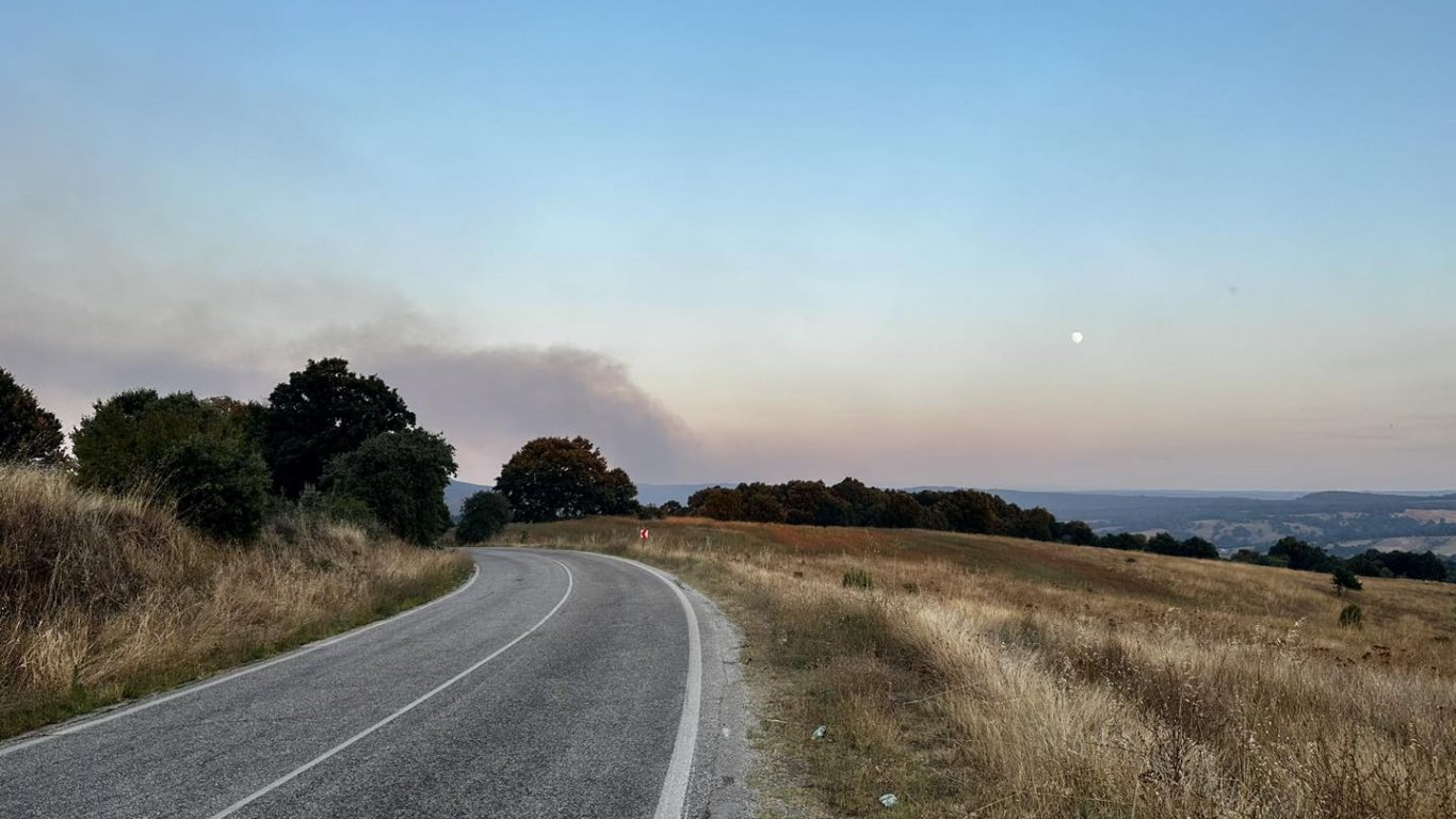Пожарът в Източните Родопи се разраства, обявиха бедствено положение в Ивайловград