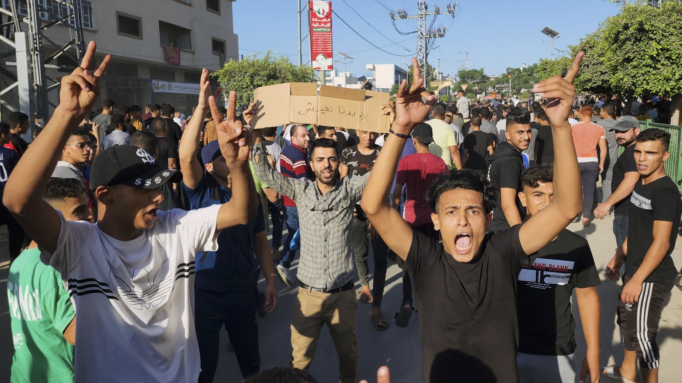 Хиляди протестираха в Газа срещу трудните условия на живот и железния юмрук на Хамас (снимки)
