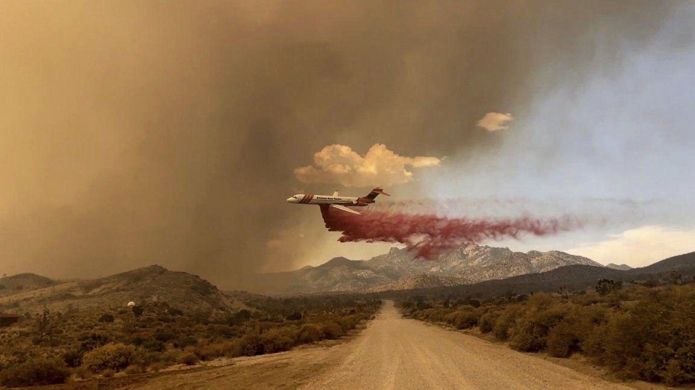 Огромен горски пожар в резервата Мохаве премина от Калифорния в Невада (снимки и видео)