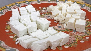 Българско бяло саламурено сирене е ферментирал млечен продукт произведен от