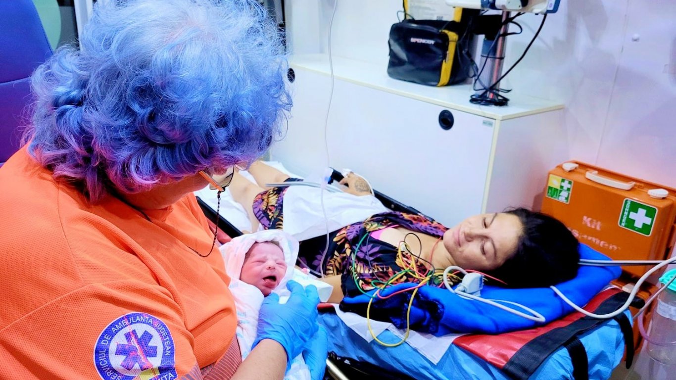 Жена роди на тротоара пред болница в Румъния