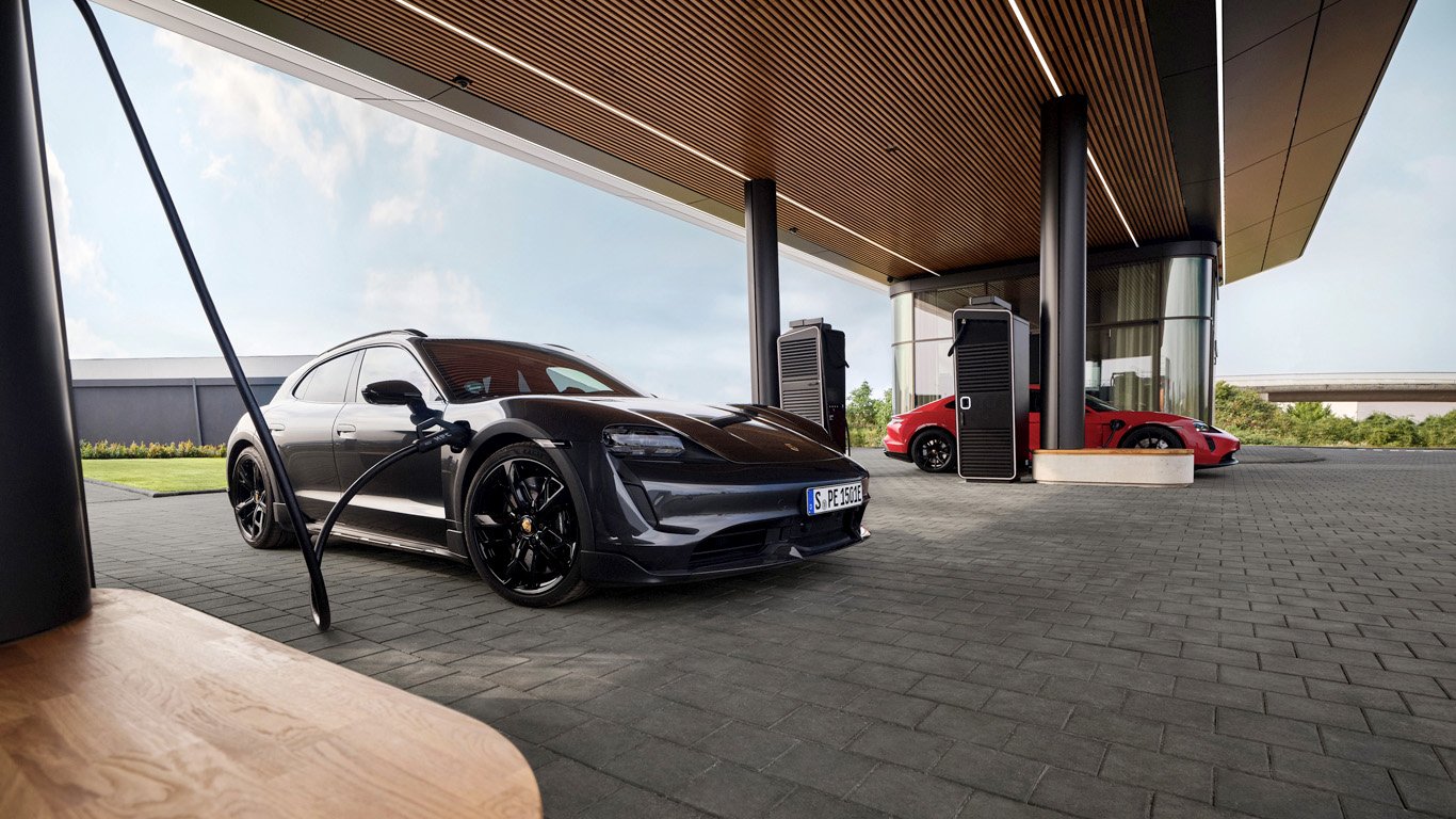 Porsche отвори най-луксозната зарядна станция в света