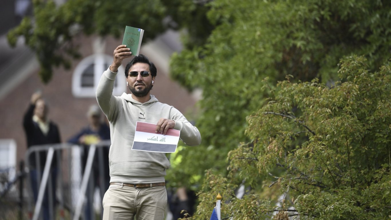 Двама мъже изгориха екземпляр от Корана пред шведския парламент