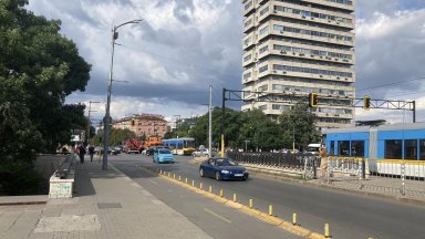 Трамвай удари и влачи 16-годишно момче край НДК (видео)