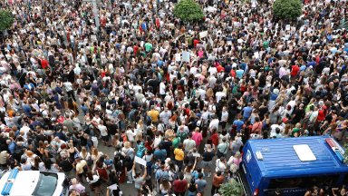 На първия протест миналия понеделник хиляди излязоха на шествия в