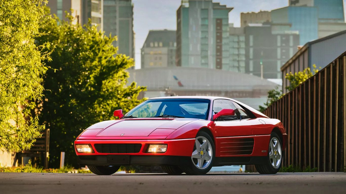 Продава се 30-годишно Ferrari 348 TB само на 569 километра