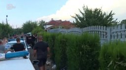 Нападнаха с камъни и бомбички дома на задържаните за прикриване на убийството в Цалапица