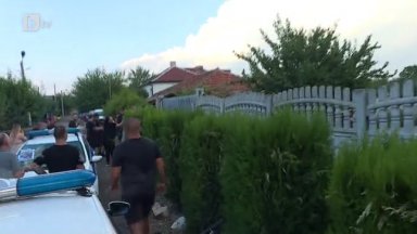 Нападнаха с камъни и бомбички дома на задържаните за прикриване на убийството в Цалапица