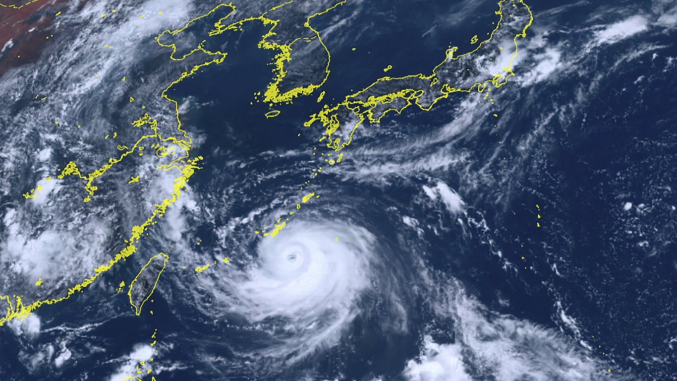 Стотици хиляди жители на префектура Окинава се евакуират заради приближаващ тайфун