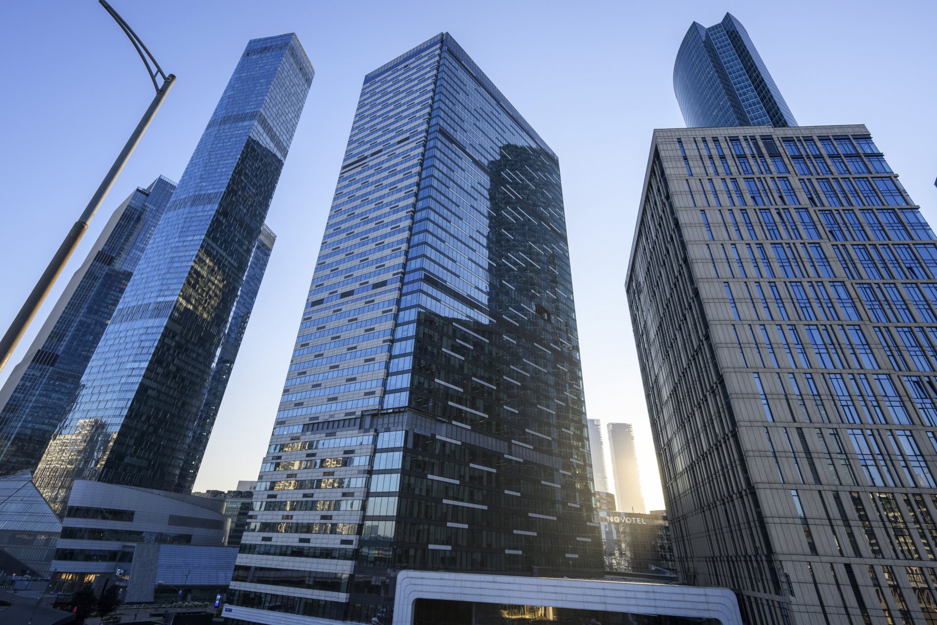 Изглед към Москва-Сити, вижда се поражението в сградата в центъра