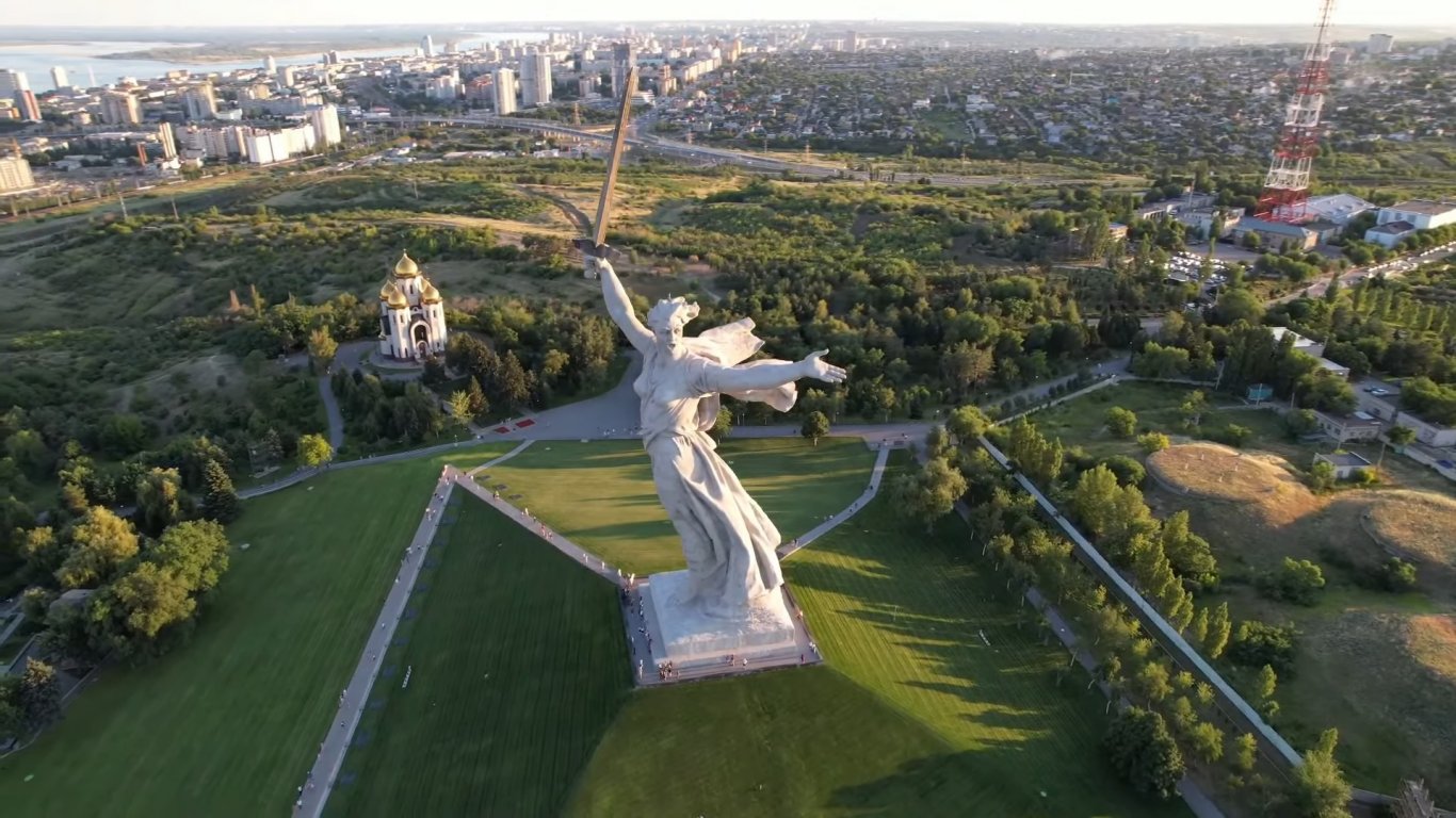 В Киев започнаха да демонтират съветските символи от паметника "Родината майка"