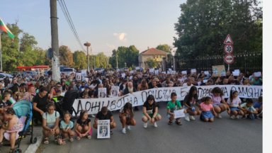Протестиращите жилите на Цалапица тръгнаха на шествие водено от деца