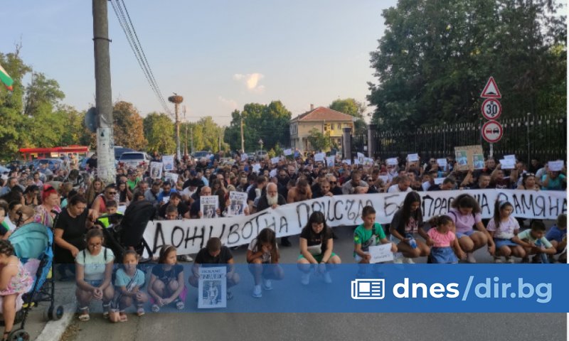 Протестиращите жилите на Цалапица тръгнаха на шествие, водено от деца