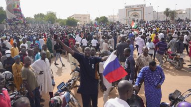 Заплашена от военна атака, хунтата в Нигер затвори небето над страната