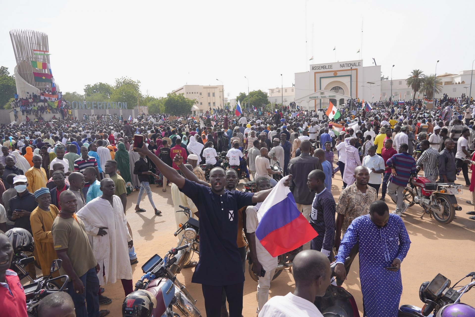 Поддръжници на военната хунта в Нигер протестират в Ниамей, някои държат руското знаме