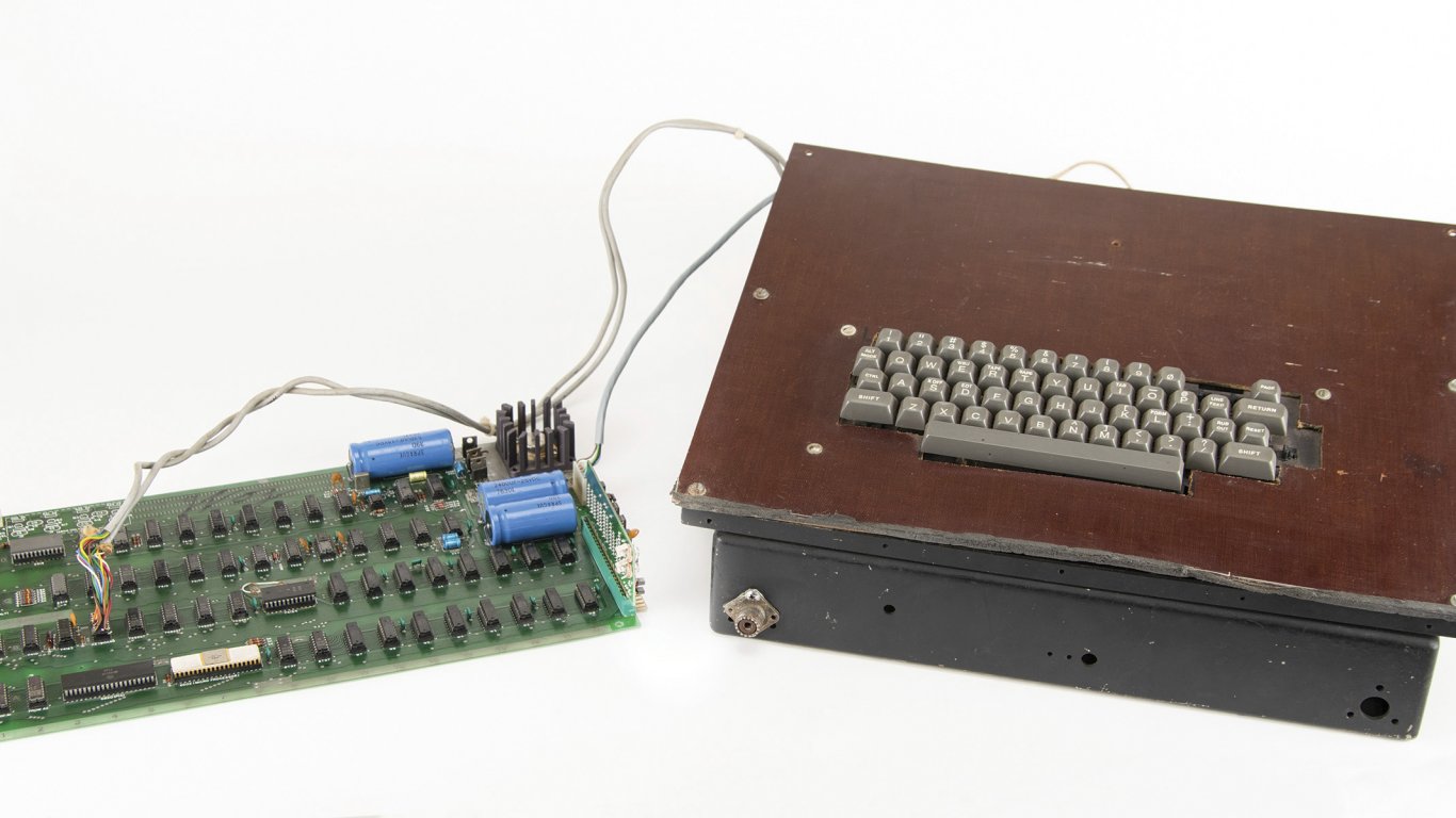Продават на търг един от първите компютри Apple