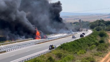 Горящ камион затвори магистрала "Марица", изключиха далекопровод заради огъня (видео)