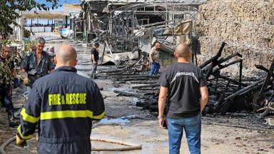  Пожар изпепели известен рибен  ресторант във Варна (снимки)