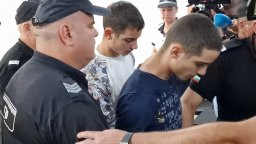 След протести и атака с камъни: Семейството на близнаците се изселва от Цалапица
