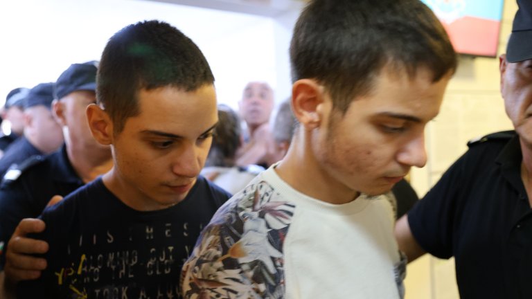 Единият близнак видял убийството на "приятеля си Димитър", вътрешният министър иска оставки
