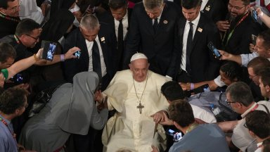 Светият отец беше посрещнат с военни почести по рано през деня