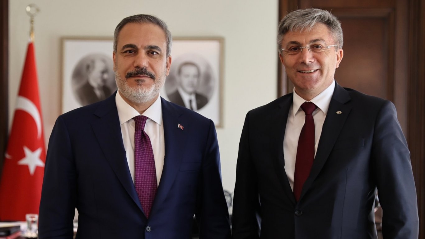 "Визита на учтивост": Турският външен министър прие лидера на ДПС Мустафа Карадайъ