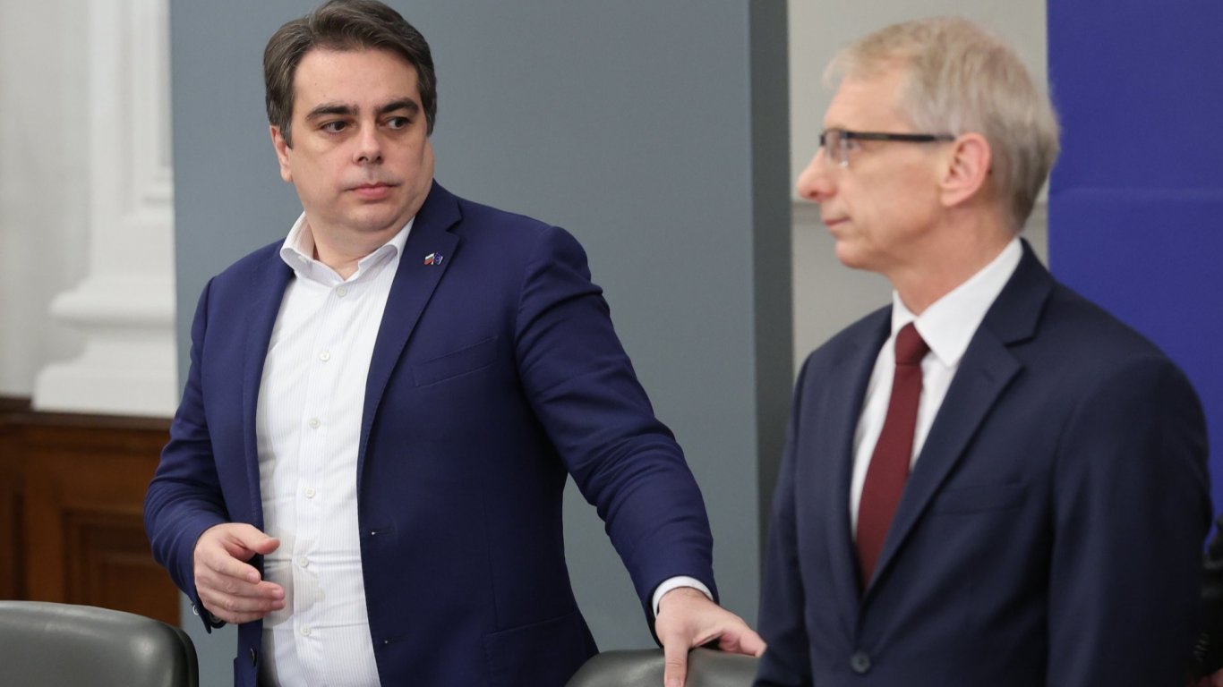 Премиерът получил ясни обяснения от Асен Василев за имотните сделки