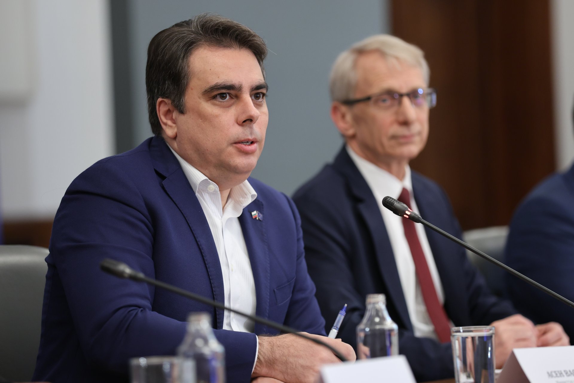 Mинистърът на финансите Асен Василев и премиерът акад. Николай Денков по време на пресконференцията