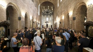 Сред присъстващите на опелото бяха настоящият социален министър Иванка Шалапатова