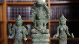 Националната галерия в Австралия ще върне три бронзови скулптури на Камбоджа
