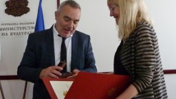 Министърът на културата Кръстьо Кръстев награди Анджела Родел за приноса й за българската култура